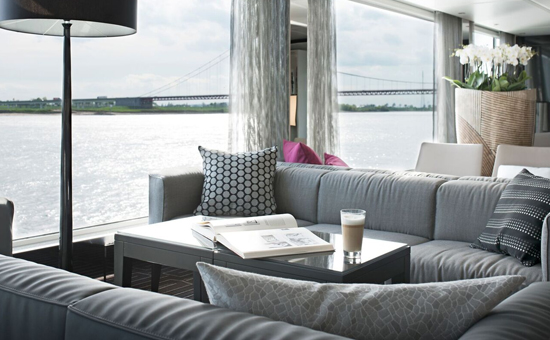 Barco Emerald Luna